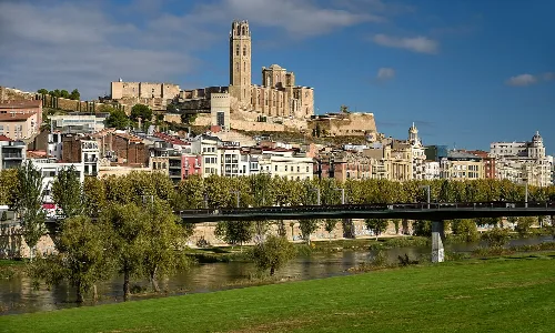 Stadt Lleida mit Kathedrale und Burg auf dem Hügel, Blick vom Fluss.