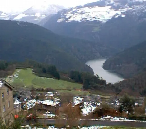 Embalse de Doiras visto desde Illano, con montañas y río en el paisaje.