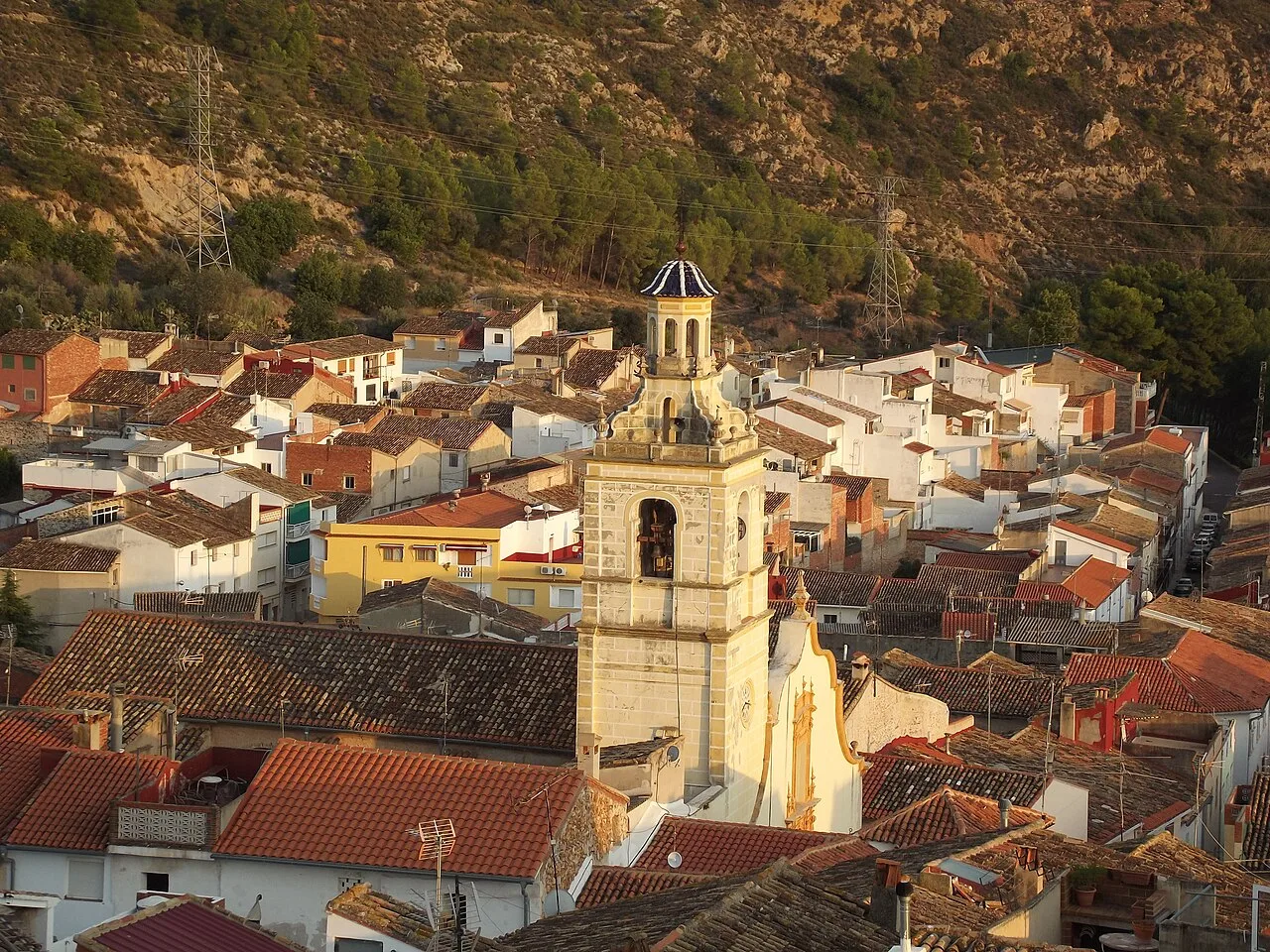 Luftaufnahme einer Kirche und Häuser in Bolbaite, Valencia.