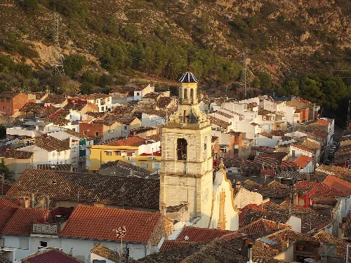 Luftaufnahme einer Kirche und Häuser in Bolbaite, Valencia.