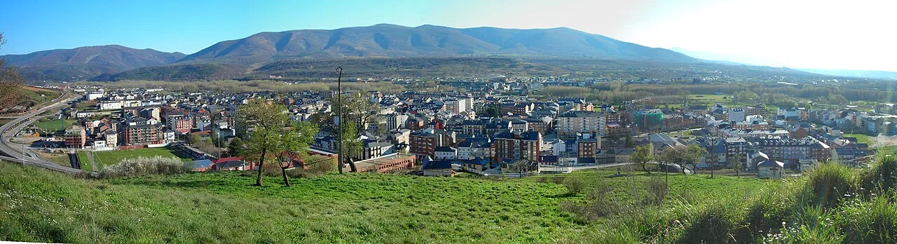 Panoramic view of Bembibre with mountains and buildings.