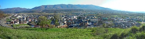 Panoramic view of Bembibre with mountains and buildings.