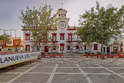 Rathaus mit roten Details in Villanueva del Fresno.