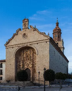 Fachada de la iglesia Santa María con torre en Calamocha.