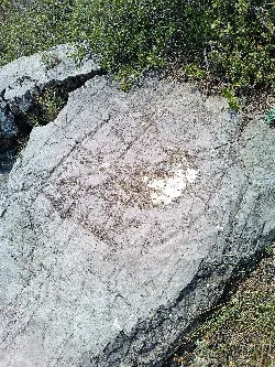 Petroglifo en una roca con grabados en el cerro Garabaya, Teruel.