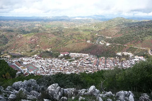Luftaufnahme von El Gastor mit weißen Häusern und Bergen.
