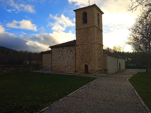 Steinernes Kirchengebäude mit Glockenturm in Collado Hermoso, Segovia.