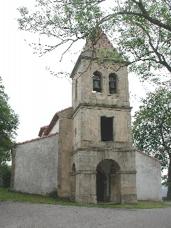 Kirchenfassade mit Turm und Eingangsbogen in Llanera, Asturien.