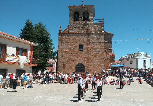 Grupo de personas participando en el paloteo en la plaza de Saucelle.