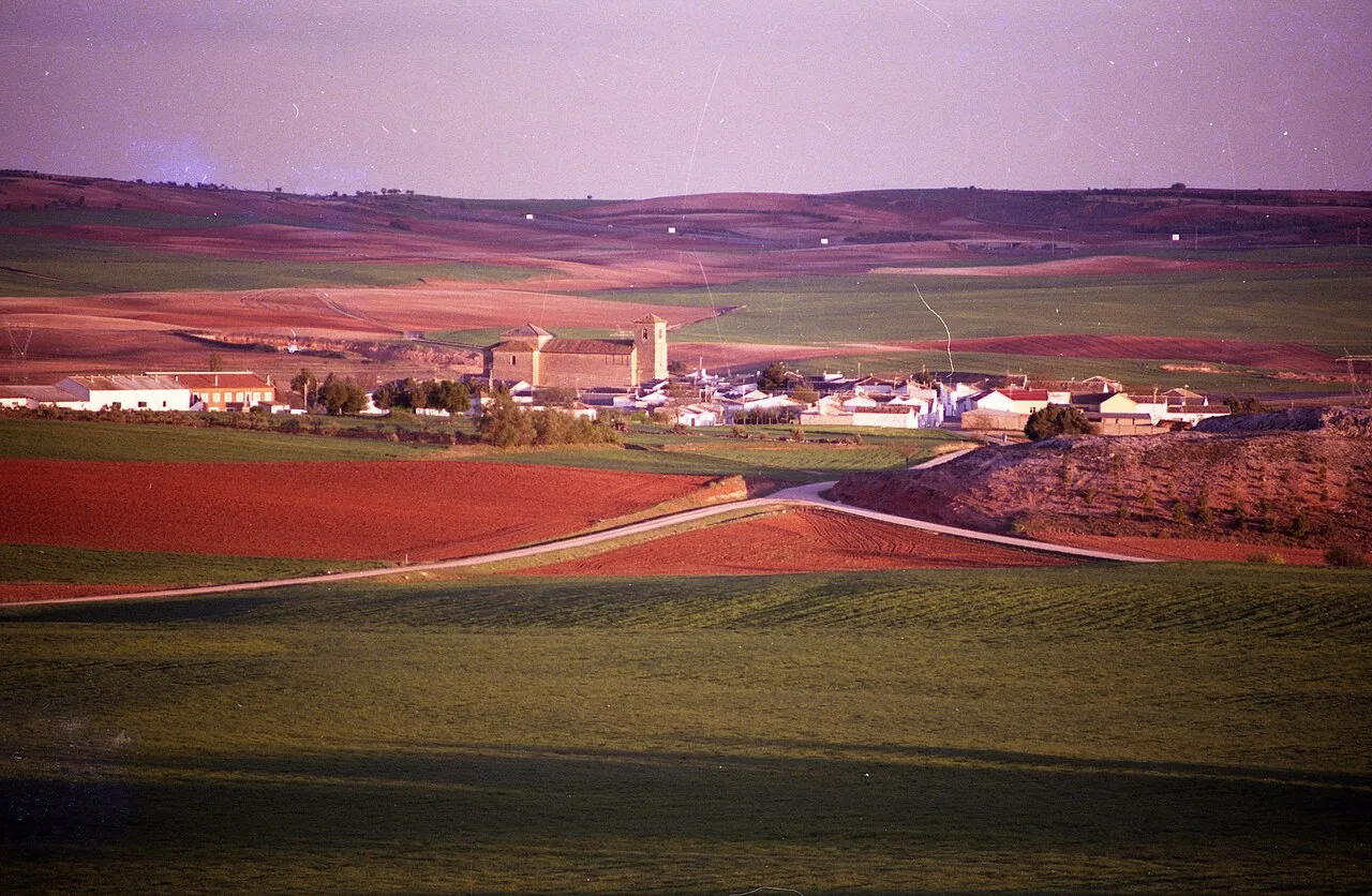 Paisaje rural con campos y edificios visto desde Santa Ana en Tribaldos.