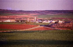 Paisaje rural con campos y edificios visto desde Santa Ana en Tribaldos.