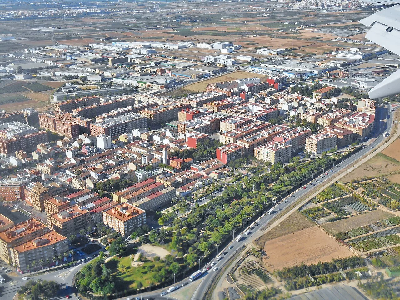 Luftaufnahme von Chirivella mit Straßen, Gebäuden und Parks.