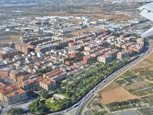 Luftaufnahme von Chirivella mit Straßen, Gebäuden und Parks.