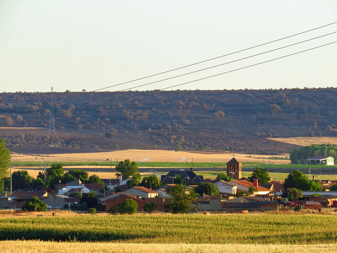 Paisaje rural con casas y campos en Moreruela de Tábara.