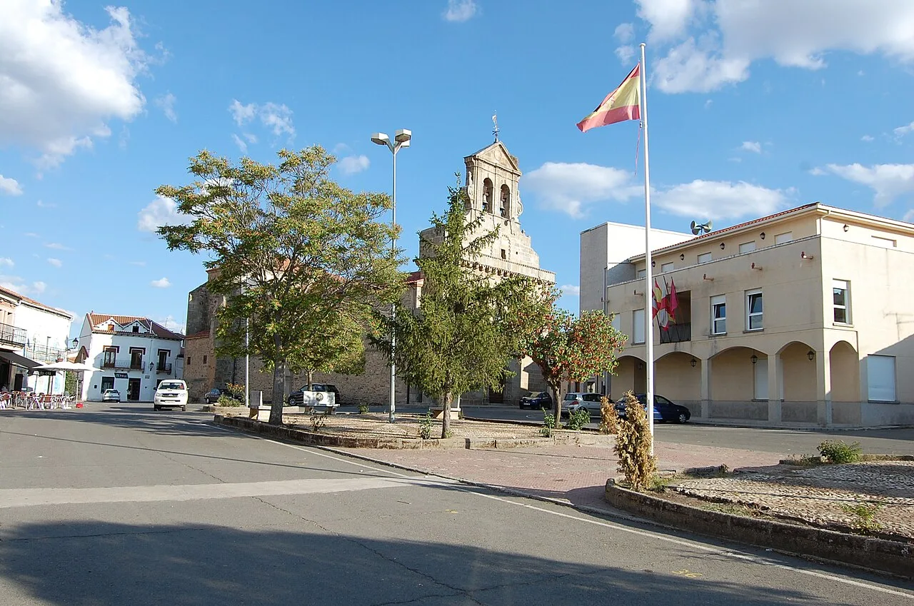 Rathaus und Kirche auf dem Platz in Tamames, Salamanca.