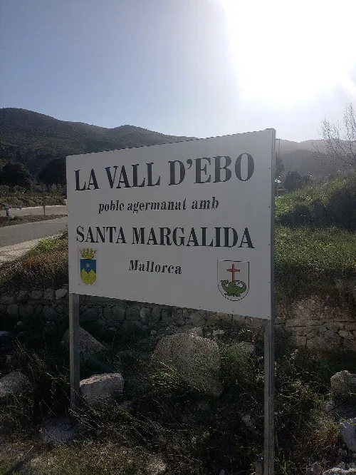 Cartel de hermanamiento entre la Vall d'Ebo y Santa Margalida.