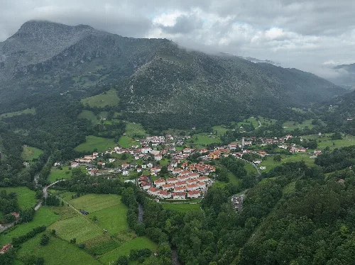 Vista panorámica de Arredondo vista desde el norte con montañas y casas.