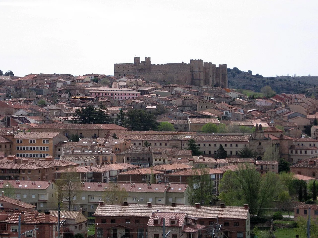 Blick auf Häuser und Burg in Sigüenza, Guadalajara.