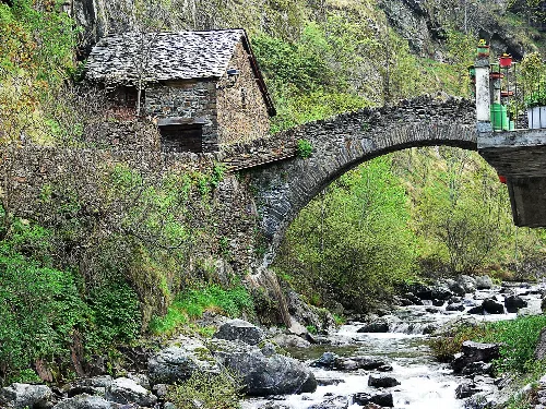 Pont de Tavascan





This is a photo of a building listed in the Catalan heritage register as Bé Cultural d'Interès Local (BCIL) under the reference IPA-25535.