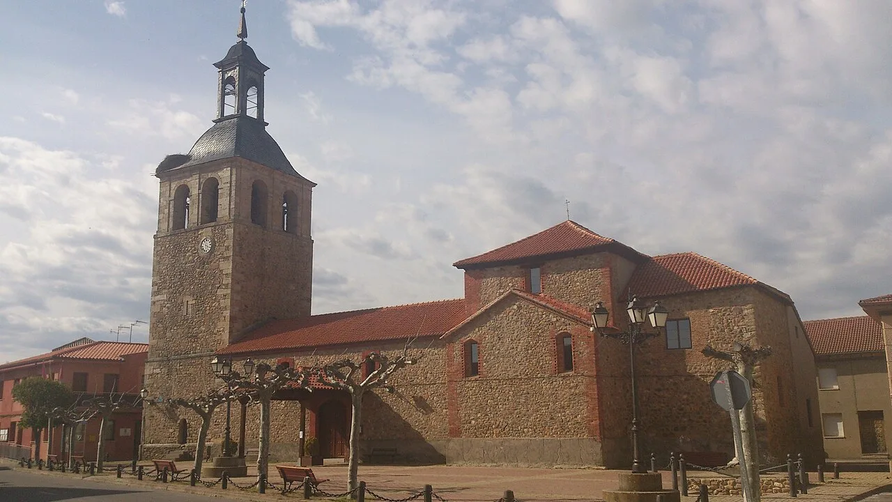 Iglesia de piedra con torre y campanario en Llamas de la Ribera.