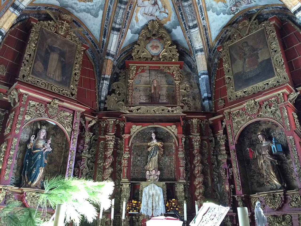 Barockes Retabel mit religiösen Figuren in der Kirche von Valencia del Mombuey.