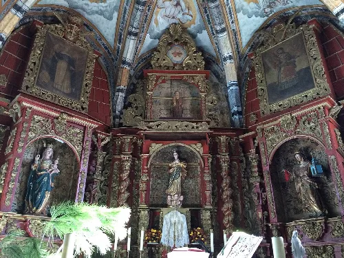 Barockes Retabel mit religiösen Figuren in der Kirche von Valencia del Mombuey.