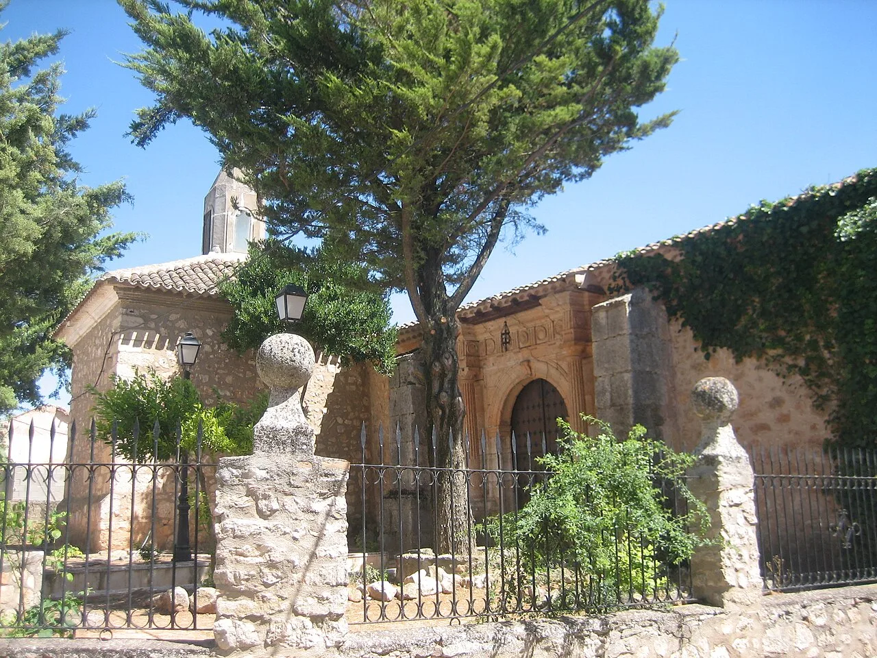 Vista exterior de la Iglesia de la Asunción de Atalaya del Cañavate
