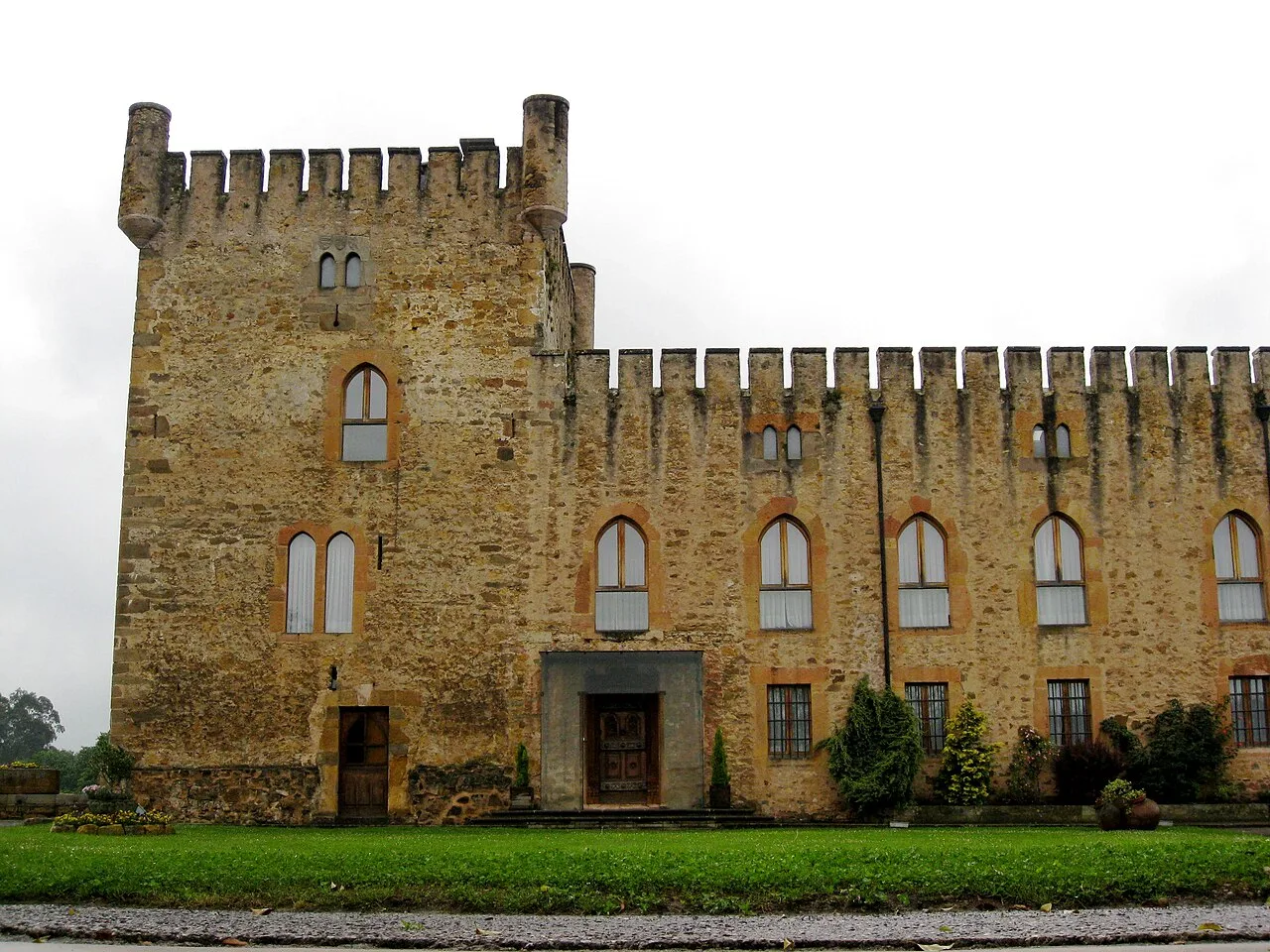 Schloss oder Palast mit Turm und battlementen Mauern in San Cucao, Llanera.