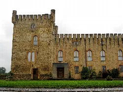 Schloss oder Palast mit Turm und battlementen Mauern in San Cucao, Llanera.