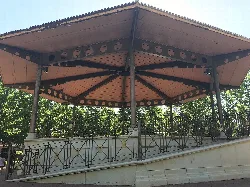 Musikpavillon in Tarancón mit Eisenkonstruktion und Holzdach.