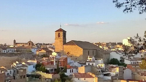 Panoramablick auf Dächer und eine Kirche in Torredonjimeno.