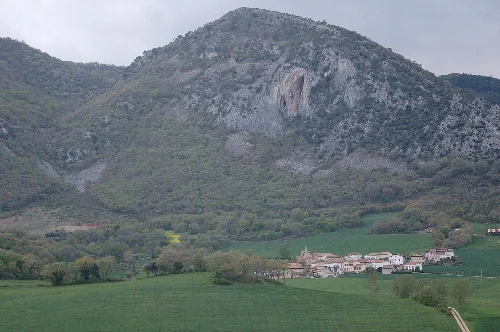 Landschaft mit Dorf und Bergen in Navarra.
