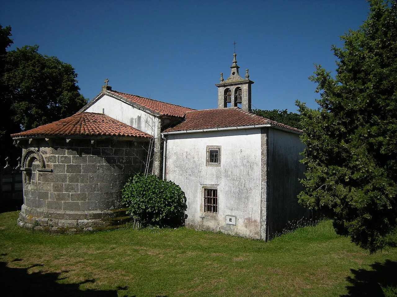 Kirche Santa María de Sendelle mit Turm und Steinmauern in Boimorto.