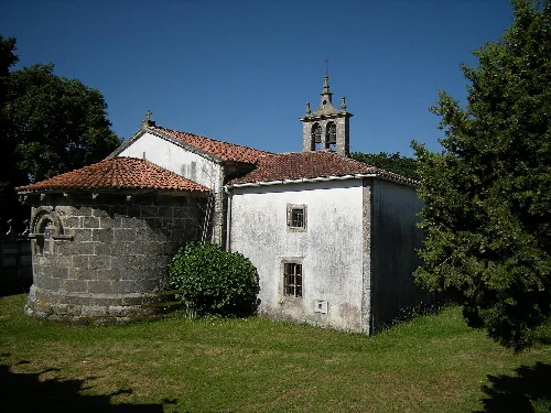 Kirche Santa María de Sendelle mit Turm und Steinmauern in Boimorto.