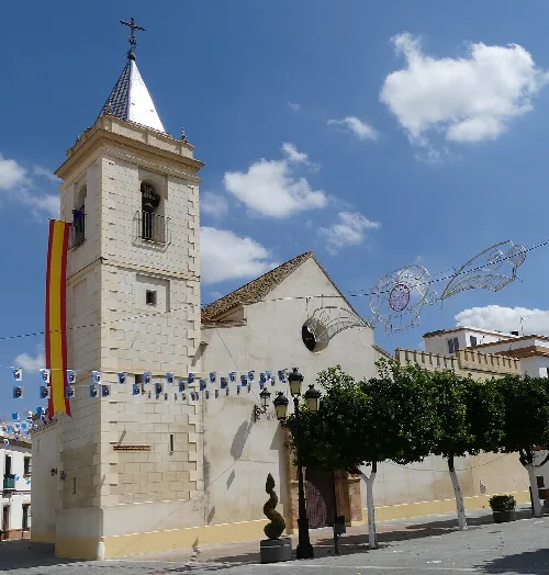 Kirche mit Turm und Dekorationen auf dem Platz in La Rinconada.