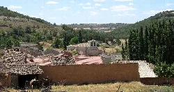 Paisaje rural con iglesia y casas en Corrales de Duero.