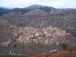 Vista panorámica de Purujosa en un entorno montañoso.