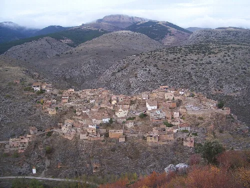 Vista panorámica de Purujosa en un entorno montañoso.