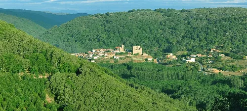 View of Montemayor del Río with houses and green mountains.