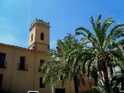 Torre y palmeras en la plaza dels dolçainers en Tales.