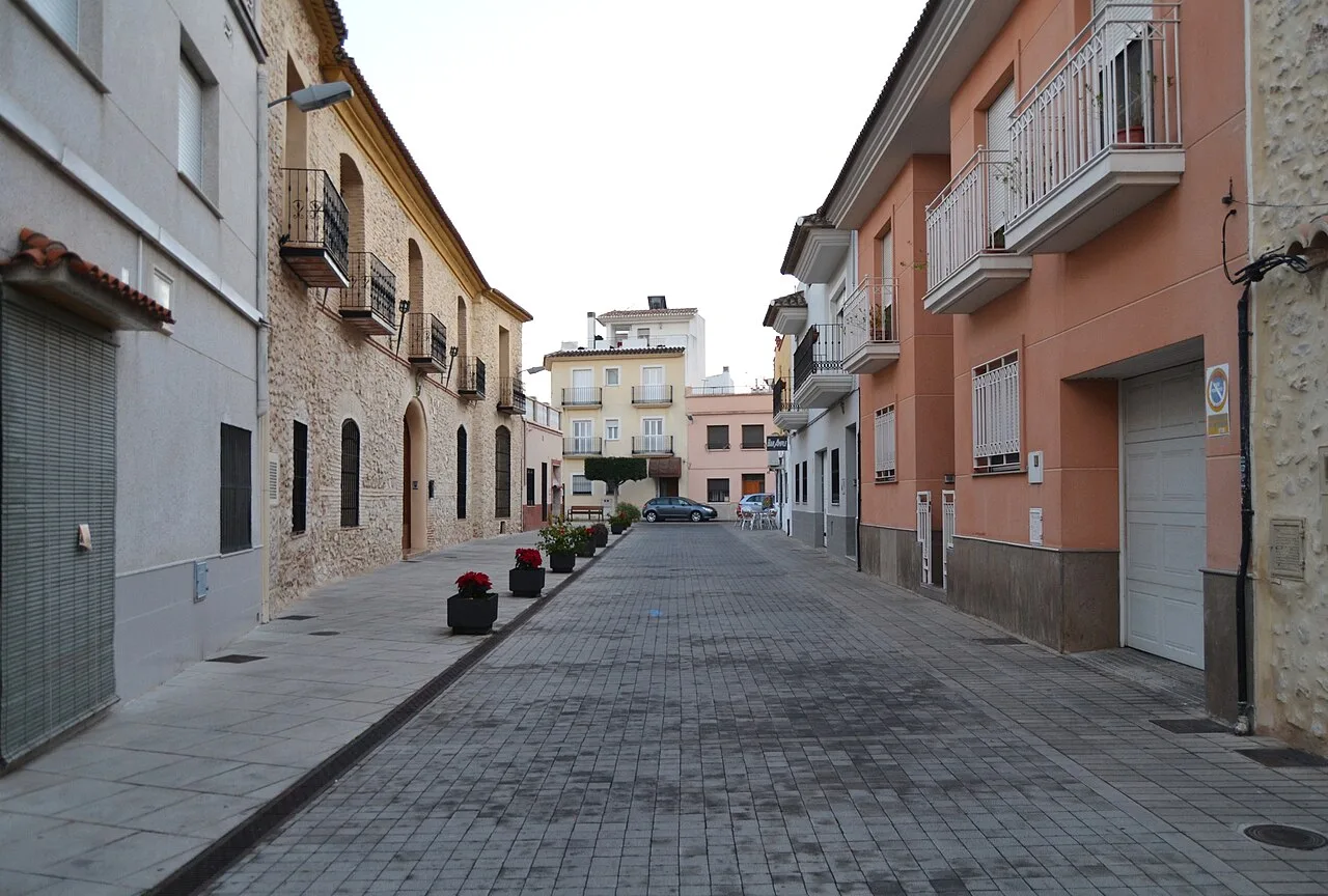 Calle del Forn con casas y balcones en Benirredrá.