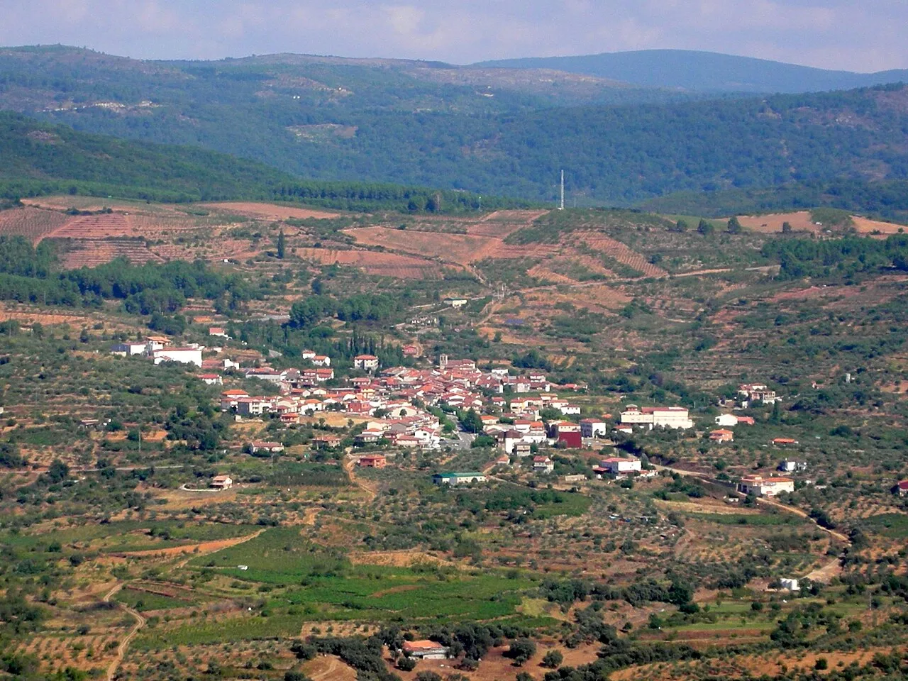 Paisaje rural con pueblo y colinas en Salamanca, España.