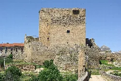 Steinernes Schloss mit Türmen in Puente del Congosto, Salamanca.