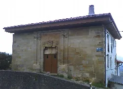 Torre de Urrupain en Elgueta, Guipúzcoa, con fachada de piedra y puerta de madera.