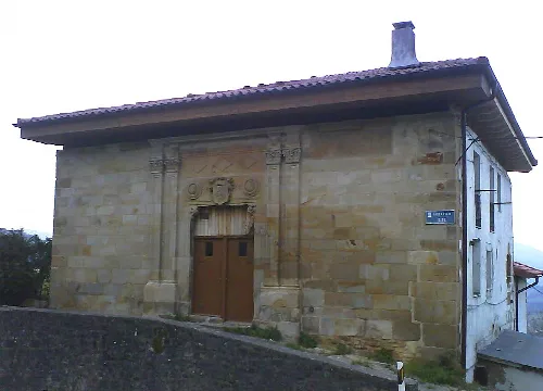 Urrupain-Turm in Elgueta, Guipúzcoa, mit Steinfassade und Holztür.