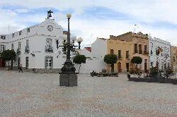 Plaza con farola y edificios históricos en Calamonte.