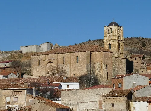 Kirche Santa María la Mayor in Ciria mit Turm und umliegenden Gebäuden.