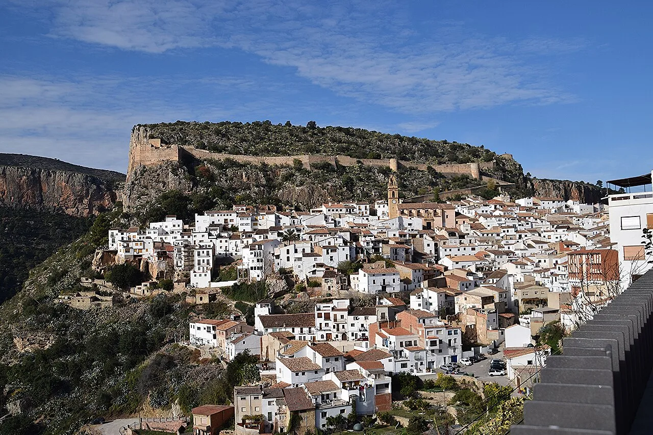 Panoramic view of Chulilla with white houses and a castle on the hill.