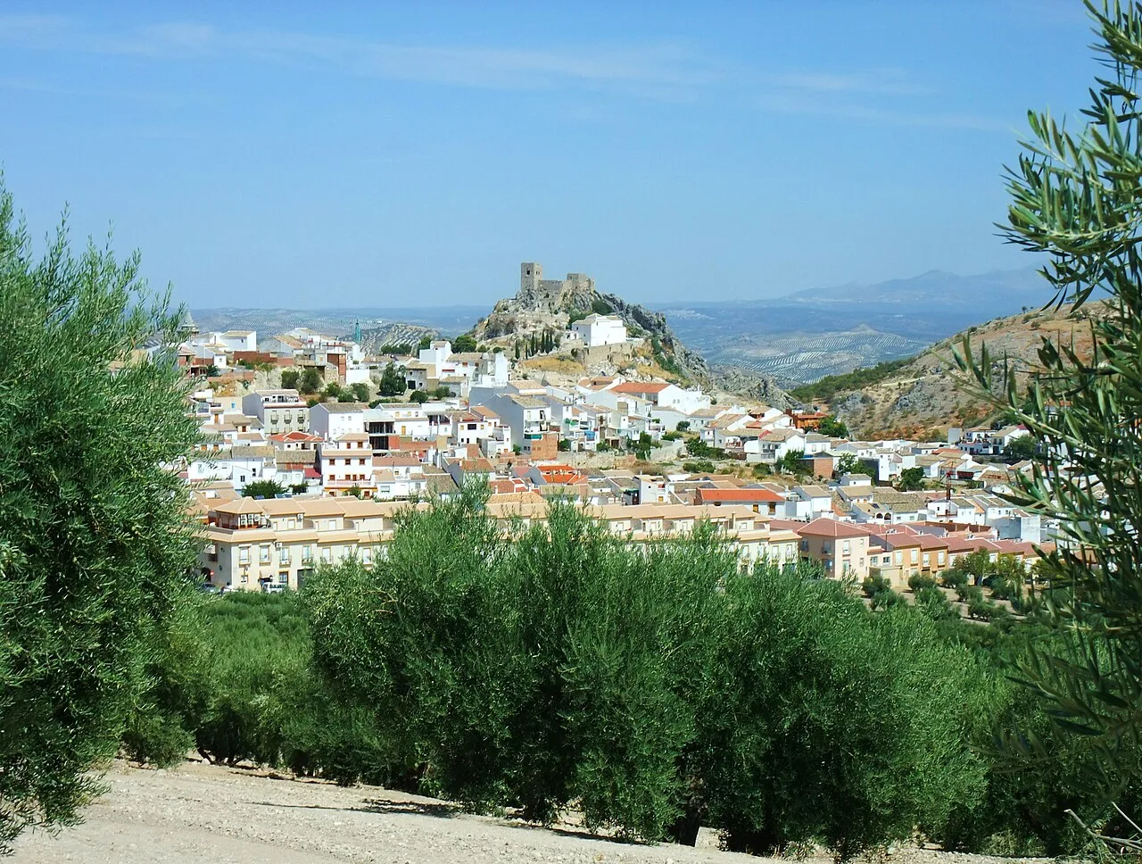 Blick auf Luque mit Burg auf Hügel und weißen Häusern.