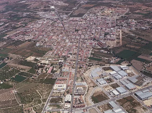 Vista aérea de Almoradí con edificios y campos agrícolas.